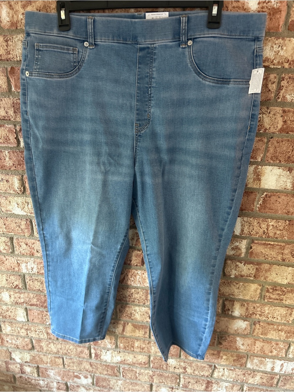 Women’s XXL (20W) 23inch inseam Light Blue Denim Jean, Jeggings Style Capris